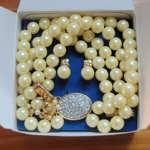Avon 2005 Pearl Necklace & Earring Gift Set (President’s Recognition, DHM)
